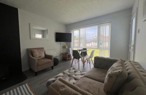 Dog Friendly Beachside Cottage Kessingland with private parking - Photo 7