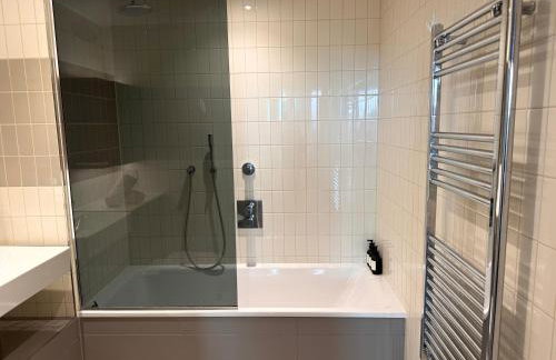 High Floor Modern 1BR Stunning Views Balcony Portable AC Free Parking - Photo 14