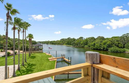 Waterfront oasis with private pool, game room, fire pit and volleyball court - Foto 64