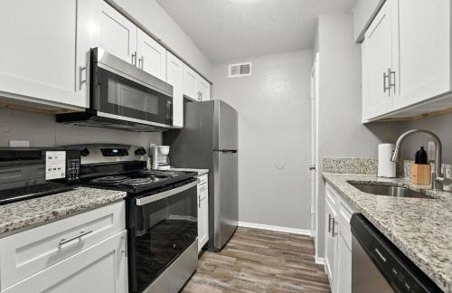 Family-Friendly 2Bd Midterm Stay I Parking Onsite - Photo 8