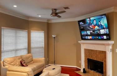 Private Fenced Yard • Sleeps 10 • Mins to Malls - Foto 44