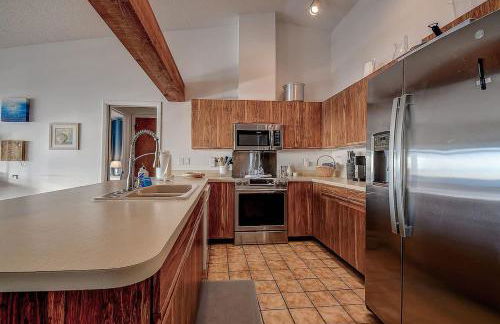 Family Waterfront 4BR Home Heated Pool Private Pier - Photo 17