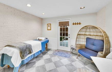 Romantic escape, hot tub, fireplace, massage room! - Foto 19