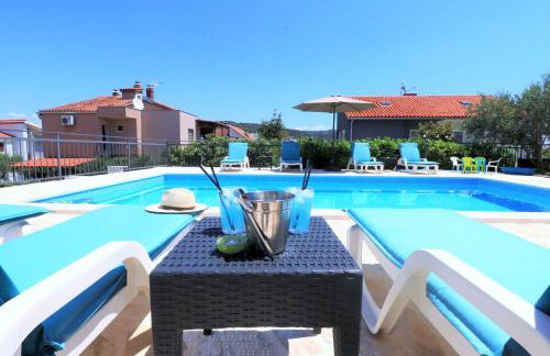 Villa Mendula Trogir - Luxury villa by the beach - heated pool - lush green garden - Photo 96