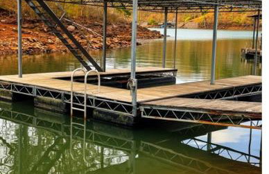 Lake Lanier 3BR Cozy Retreat with Screened Porch, Deck and Dock - Foto 1