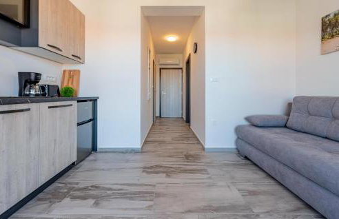 Gorgeous Apartment In Prizna With Wifi - Photo 5