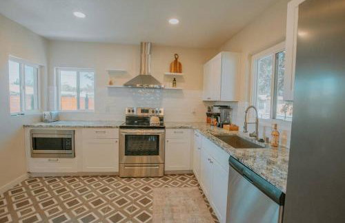 Casa Urbana-Close to Downtown-Hot Tub-Pet Friendly-No Pet Fees! - Foto 10