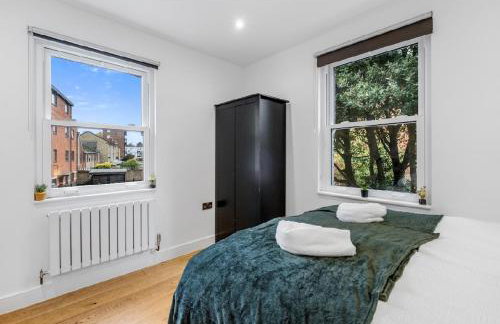 2 Bedroom Flat By Key Light Properties Short Lets & Serviced accommodation two minutes walk from Canada Water Station - Great for Contractors, Group and Family - Foto 71