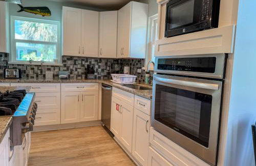 Spacious house- Deep Water Dock Pool Golf Cart Rental available - Foto 19