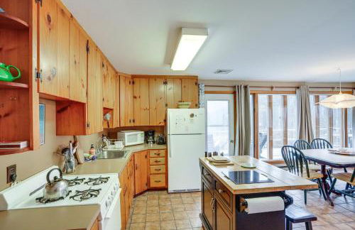 Hawley Home with Deck 4 Mi to Berkshire East Resort - Foto 10