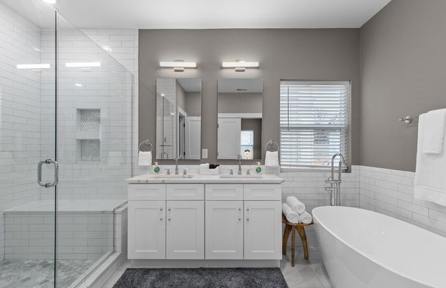 Uptown Elegant Escape | JZ Vacation Rentals - Photo 37