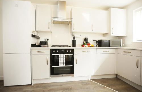 Gregor Place Modern four Bedroom House in Calne with Private Parking, perfect for teams or families staying in the area, Long stays welcome - Photo 13