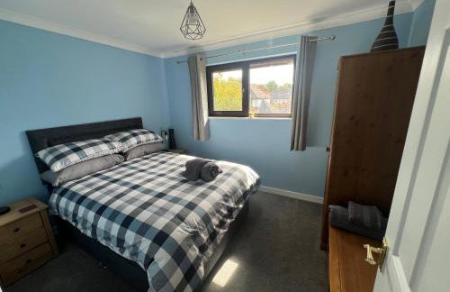 Superb Comfy 2 Bed House, Responsive & Caring Hosts Free WiFi & Parking, Close to MK Centre, Train Station, Santander, Network Rail by Webbhill Stays - Foto 25