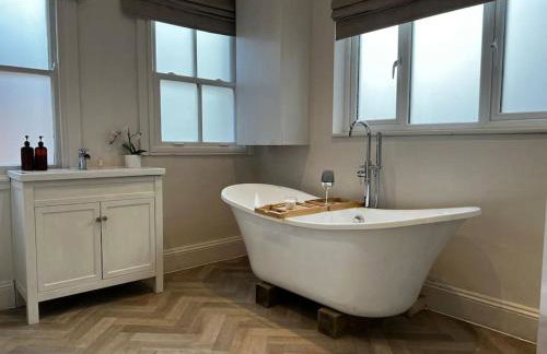 Freshly decorated apartment 10 mins from Cotswolds Child Friendly Great location with plenty of nearby free parking freestanding bath and outdoor private terrace area - Foto 16