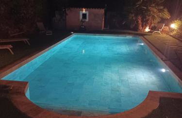 Magnifique villa avec piscine 10x5 m sur 1800m2 de terrain avec parking privatif cuisine recente equpee 3 chambres dont 2 parental au rdc avec wc separe pas de vis à vis terrain de petanque bbq climatisation jeux enfants - Photo 21