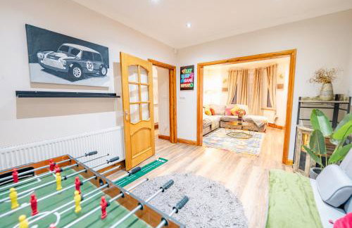 4BR 2Bath Home -Hot Tub, Free Parking & Games Room - Foto 25