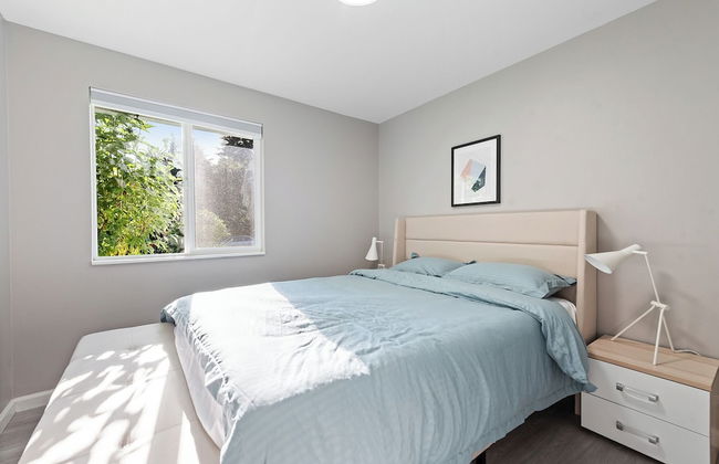 Cheerful Kirkland Home w/AC Big Yard, Walk to Beach - Photo 8