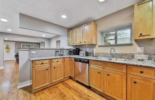 Spacious renovated 4br downtown home w firepit sleeps 8+ - Photo 10