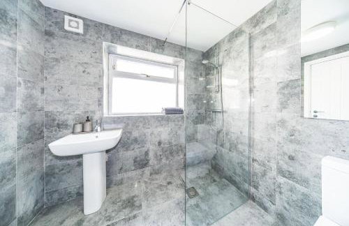 RYAN AIR I BNB - Huge 4 Bedroom House with Free Parking - Foto 17