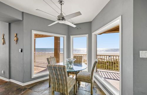 Oceanfront Galveston Beach House Steps to Sand! - Foto 12