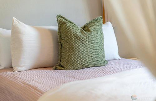 Adorable Dog Friendly Home with Fenced Yard, Office, STEPS to Canal & Hospital! - Foto 20