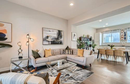 Stylish & Spacious Centrally-Located Home w/Garage - Foto 1