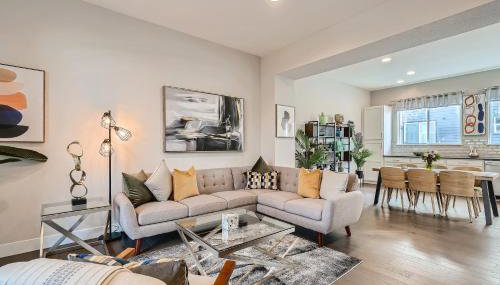 Stylish & Spacious Centrally-Located Home w/Garage - Foto 1