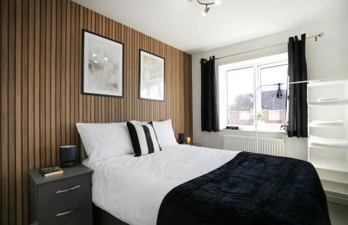 Large 4 Bed House - Long Stays Welcome - Smart TVs in Each Bedroom - Parking - Wifi - Foto 3