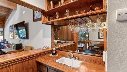 2BR Overlooks Shared Pool Near Gondola & Village - Foto 3