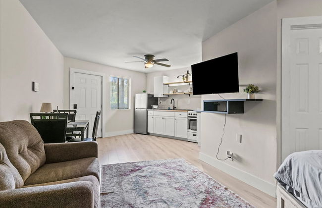 Modern Studio Apartment in Huntsville - Photo 1