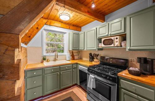 Charming A-Frame Cabin w Hot Tub & Mountain Views - Foto 14