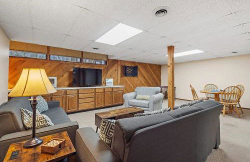 Large 2 Floor Condo, Pool Pass, Beach Club, walk to Shanty Creek - Foto 23