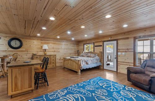 Mr Hills Mercantile Cabin with a hot tub - Photo 11