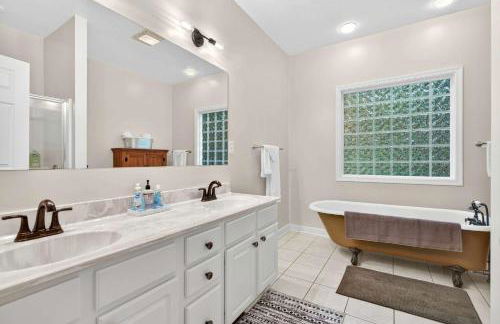 Screened Porch w Swing, Fire Pit, Grill & Deck - Photo 24