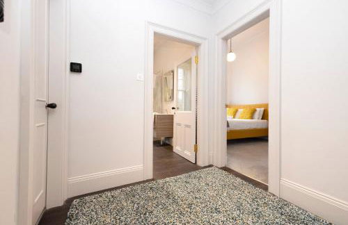 JOIVY Iconic Cockburn Street 4 Bedroom Apartment: Heart of Old Town - Foto 70