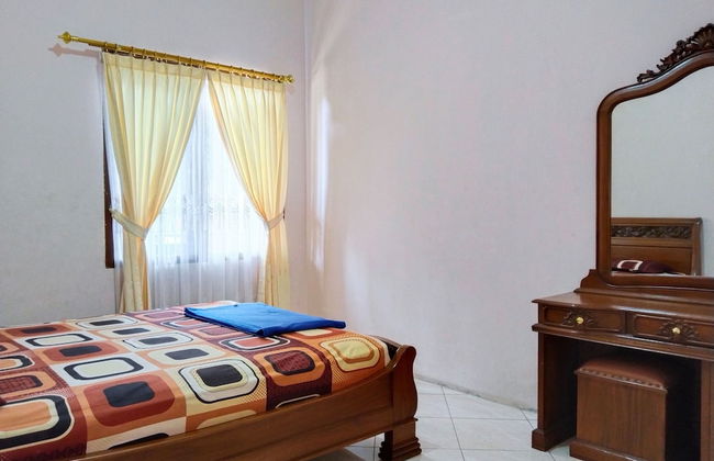 Villa Yustisia Curug 7 Cilember - Foto 12