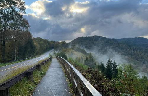 Peaceful Smoky Treehouse| Hot Tub • Hammock • Deck - Foto 8