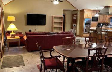 Oxford Chalet Getaway with Lake/Beach Access - Foto 16