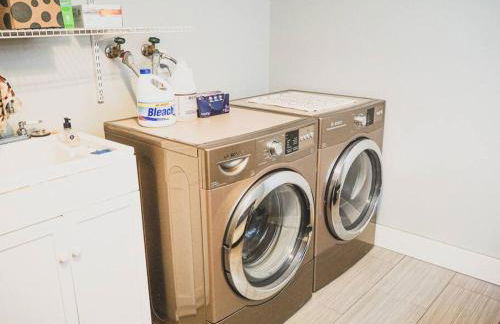 Fenced Yard, Walkable, Parking! - Photo 8