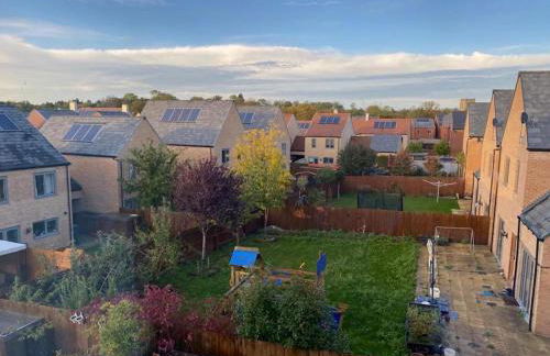 Homely, Cosy & Contemporary 4 BDR house with Garden & Parking 5 mins drive to Addenbrookes & Papworth hospitals & Bio Medical campus - Foto 12