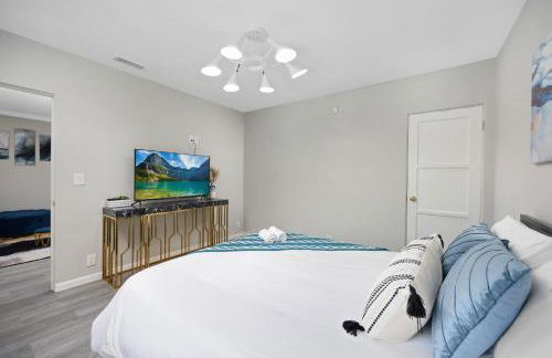 Pasadena Charming Vacation Home with Hot Jacuzzi - Photo 22