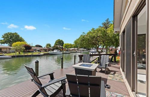 NEW! 4BR I Indoor Pool on the Bay in Boat Town USA - Foto 9