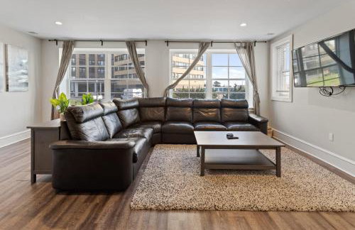 Luxurious 8BR Beach Duplex w Ocean Views - Photo 61