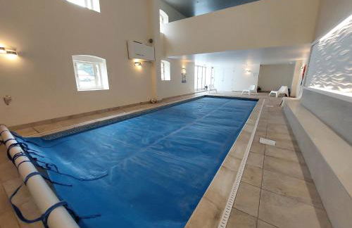 Old Brewery home with pool and gym access - Foto 10