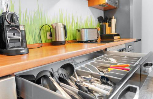 Tolles Design, hochwertig, Vollausstattung, 3 Zimmer, großes Bad & Gäste-WC, große Küche, 3 x Smart TV, 11 min zum Hbf Duisburg - Photo 23