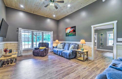 Secluded Brownsville Cabin with Deck and Fire Pit - Foto 3