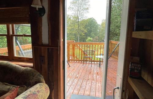 Rustic Mountaintop Cabin on small farm with WiFi - Foto 9