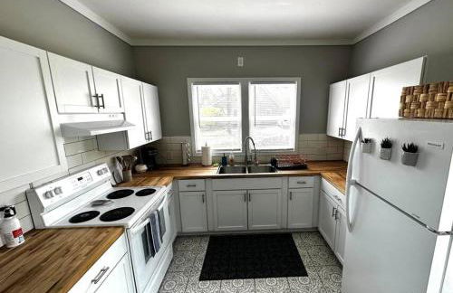 Mrs. Hughes Cottage - 2 bedroom House w/ parking - Foto 11