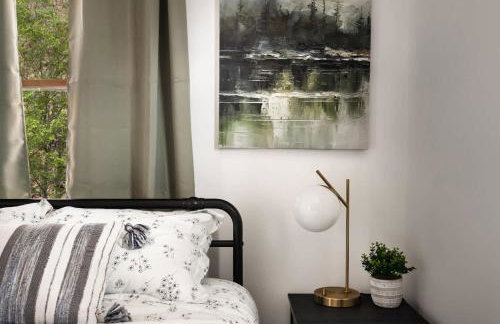 Cozy cabin w hot tub fire pit & ski access - Foto 22