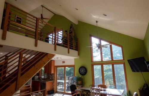 Whimsical Lakefront Chalet - Foto 28